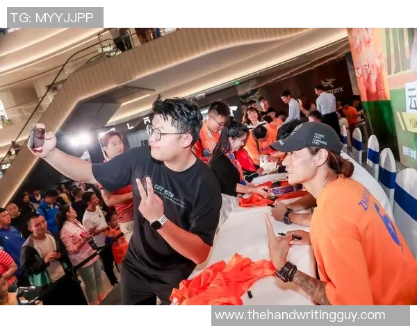 中国女明星与足球明星首次见面激动不已现场气氛热烈引发粉丝热议 中国女明星与足球明星首次见面激动不已现场气氛热烈引发粉丝热议