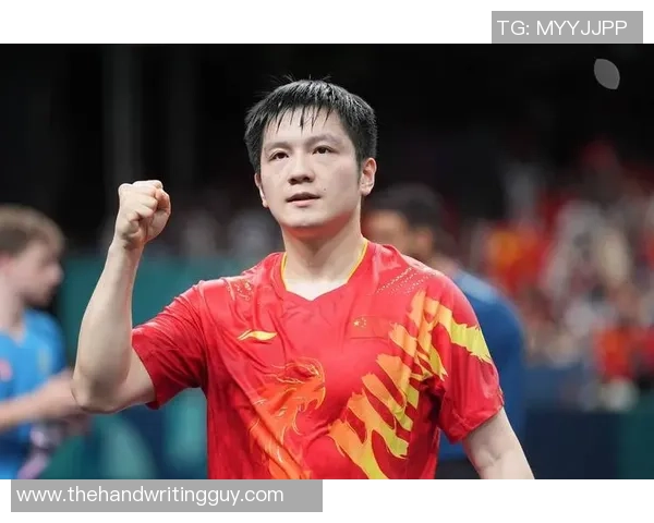 穿唐装的足球明星展现传统文化魅力与运动精神的完美结合 穿唐装的足球明星展现传统文化魅力与运动精神的完美结合