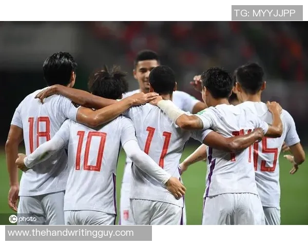 足球明星亲笔签名赠予孩子们点燃梦想的希望之光 足球明星亲笔签名赠予孩子们点燃梦想的希望之光