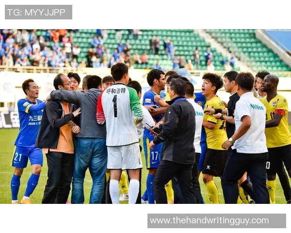 足球明星韧带撕裂瞬间曝光引发球迷热议与关注 足球明星韧带撕裂瞬间曝光引发球迷热议与关注