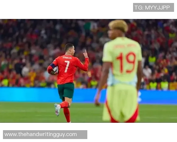 身高19米的足球明星如何在绿茵场上创造传奇与辉煌